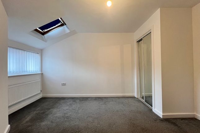 18, Fernside Court, Stoneclough photo 5