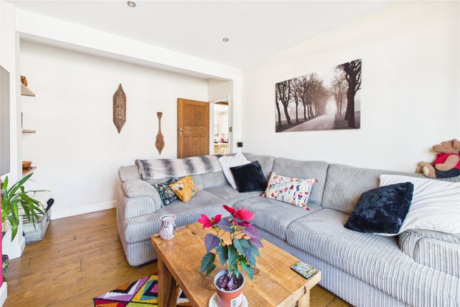 8, Cornwall Avenue, Swindon photo 4