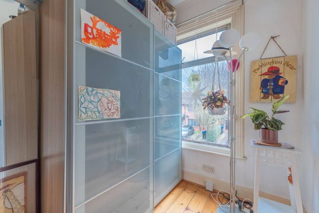 Flat for sale in Temple Road, Cricklewood, London