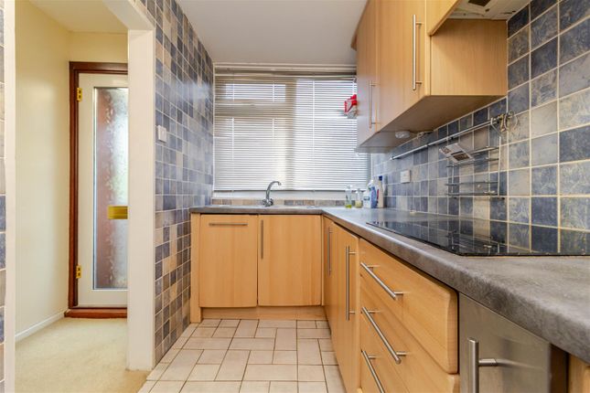 33, Alpine Close, Croydon photo 3