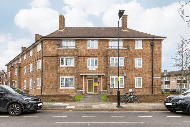 Flat for sale in Woodfarrs, Camberwell, London