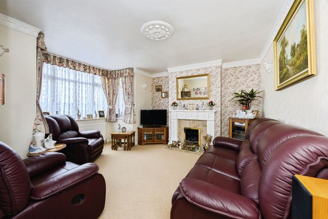 97, Marlpit Lane, Coulsdon photo 2