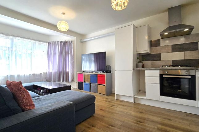 Flat 4, 56 Broomfield Avenue, Southgate photo 3