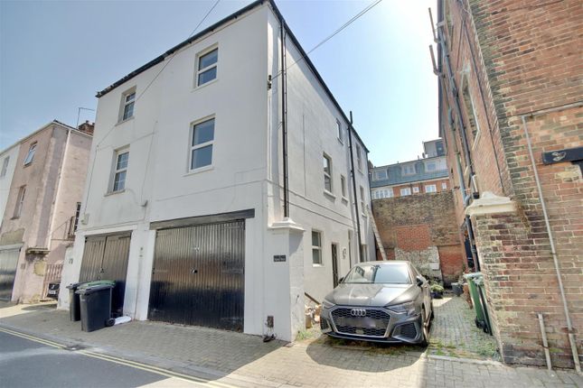 Town house to rent in Auckland Road East, Southsea