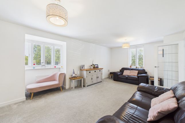 2 Pelling Way, Horsham photo 3