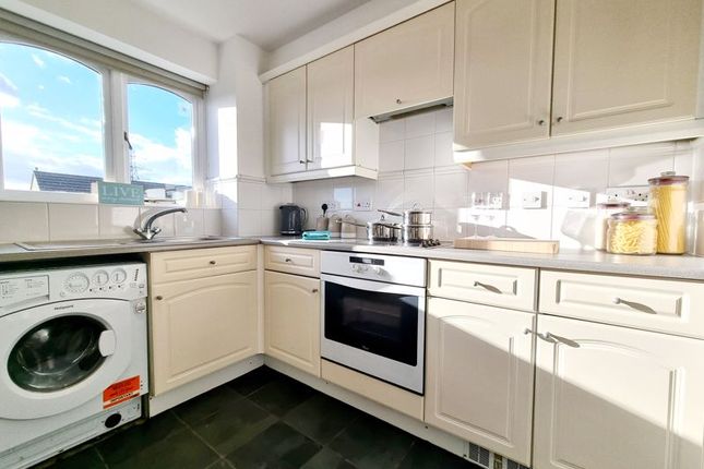 Flat for sale in Dunlop Close, Dartford, Kent