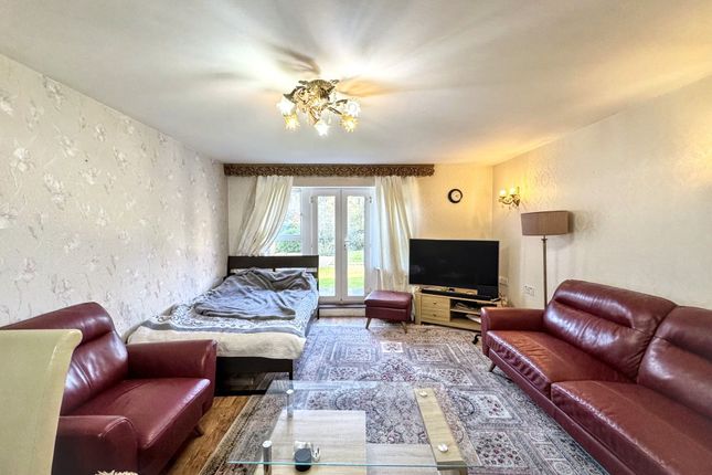 Flat 75, Geneva Court, London photo 4