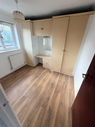 10 Shepherds Close, ROMFORD photo 2
