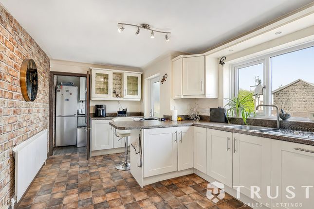 2 Bullfields Close, Dewsbury photo 2