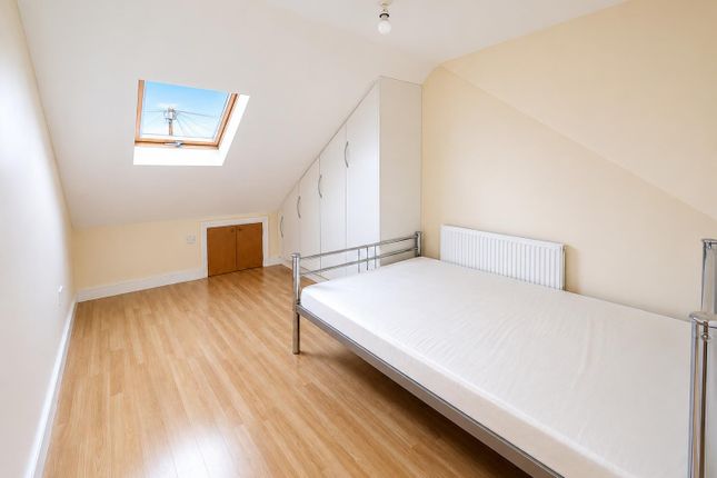17, Blackberry Farm Close, Hounslow photo 2