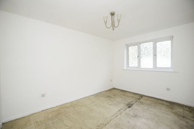 Flat for sale in Conway Gardens, Grays