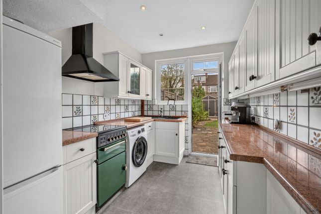 16, Meadow Close, London photo 4