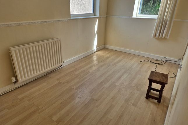Flat to rent in High Street, Frodsham