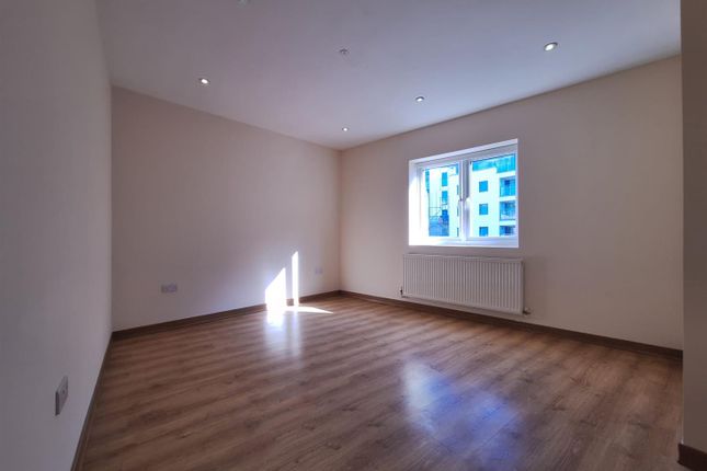 Flat 8, Red Lion Square, Wandsworth High Street, London photo 3