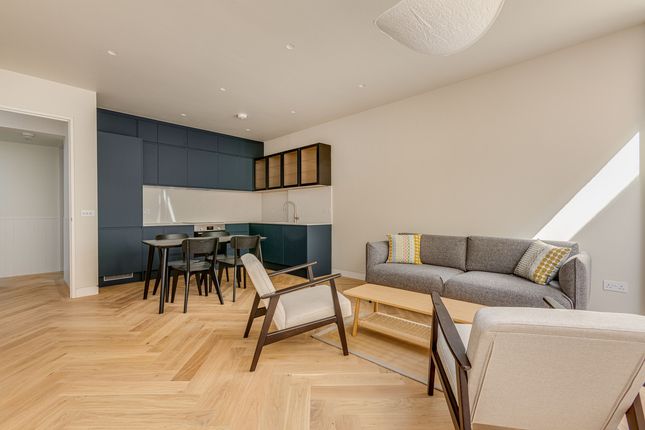 Flat A, 2, Sutherland Grove, London photo 4