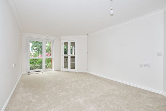 Flat to rent in Massetts Road, Horley
