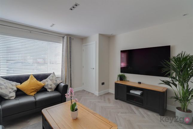 6, Twickenham Close, Sheffield photo 4
