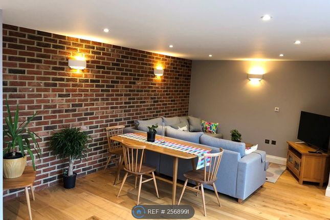 Lounge/Dining Area