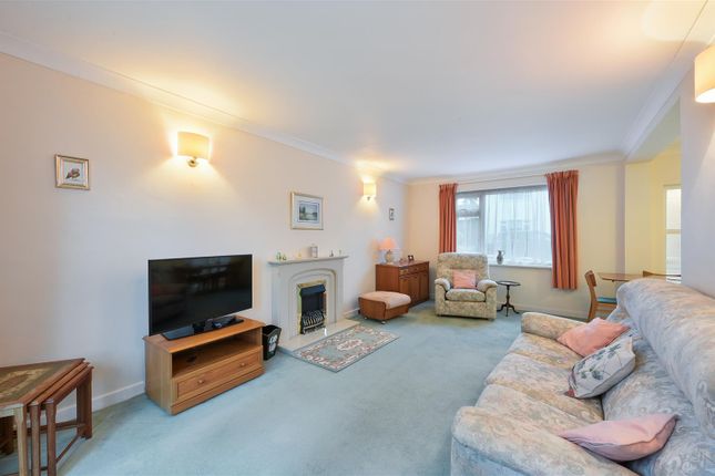 14, Courtlands Crescent, Surrey photo 3