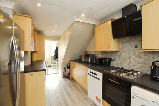 Loriners, Crawley photo 3