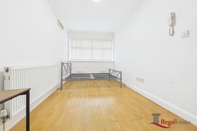 Room 4, 6, Columbia Avenue, Edgware photo 4