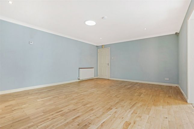18, Ross Court, West Calder photo 3