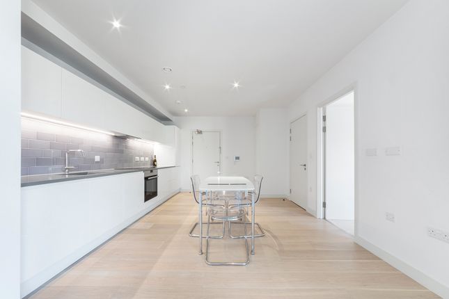 Flat to rent in Liner House, 3 Royal Wharf Walk, London