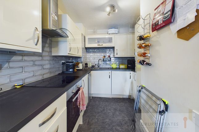 Flat 13, 142 Wapping High Street, London photo 2
