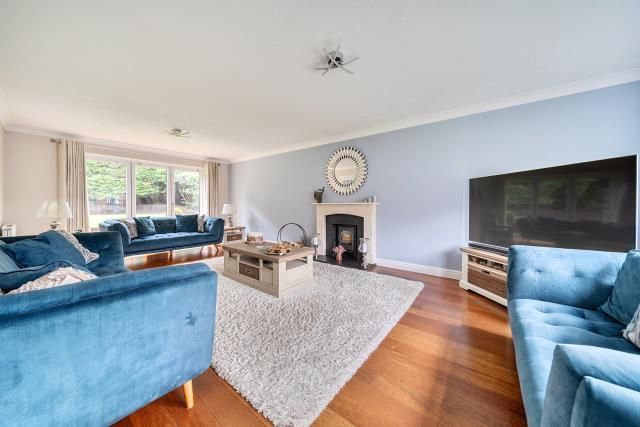 11 BISHOPS GROVE, Windlesham, Windlesham photo 2