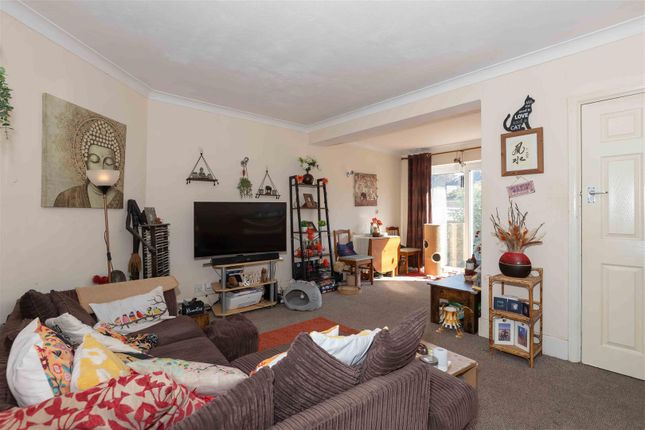 1, Centrecourt Close, Worthing photo 2