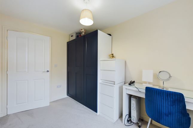 Flat for sale in Kirby Drive, Bramley