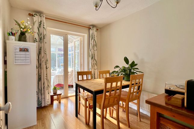 14 Derwent Grove, Taunton photo 3