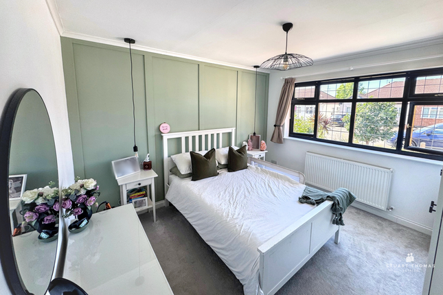 16, Prestwood Drive, Thundersley photo 2
