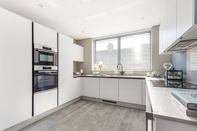 Town house to rent in Park View Mews, London