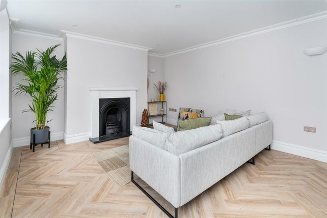 Flat for sale in Richmond Avenue, London