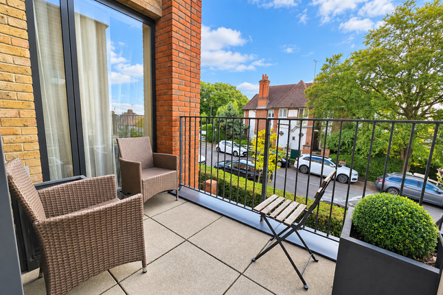 Helenslea Avenue, London photo 3