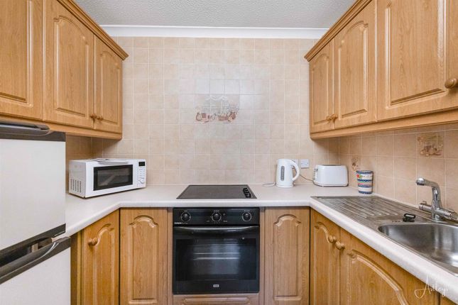 Flat, 18, Parklands Court, Swansea photo 4