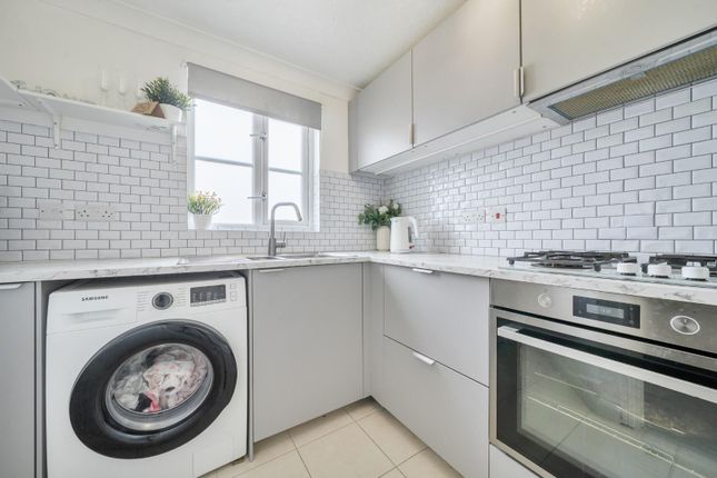 5, Sunningdale Close, Thamesmead photo 4
