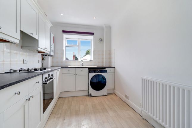 Flat 4, 274-276 Walton Road, West Molesey photo 5