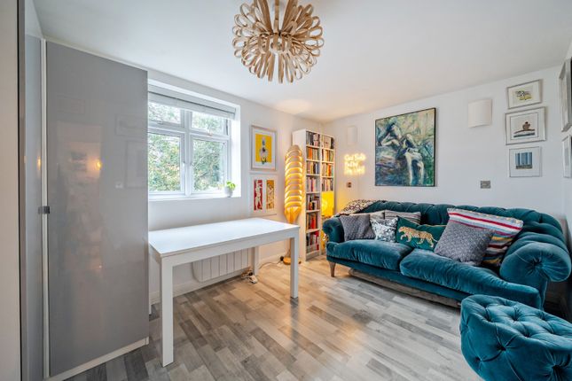 Flat 2, 3, The Borough, Surrey photo 3
