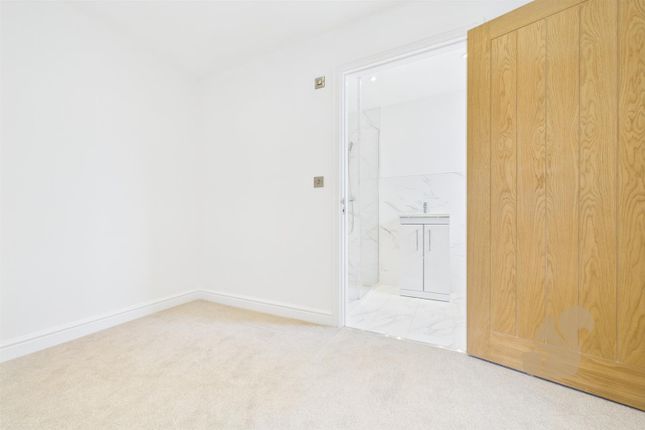 Dressing Area &amp; En-Suite Shower Room