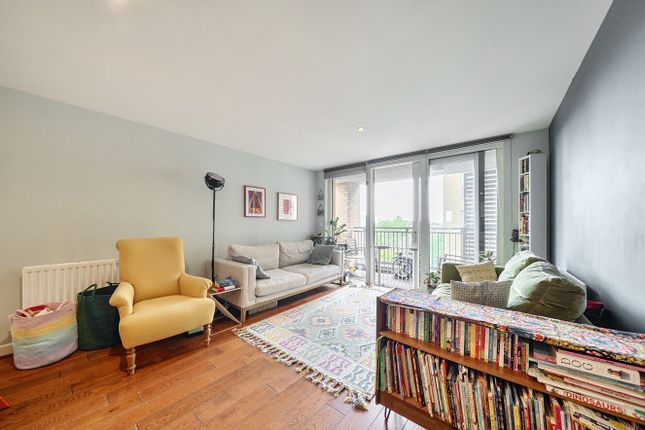 Flat Fifteen, Raddon Tower, London photo 4