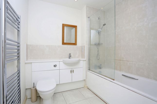 Flat to rent in Featherstone Road, Southall