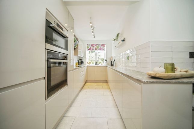 8, Holly Road, Ipswich photo 2
