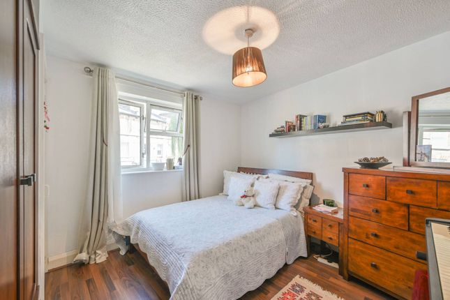 Flat for sale in Brook Drive, Elephant And Castle, London