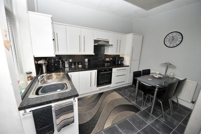 38, Fourlands Road, Bradford photo 3