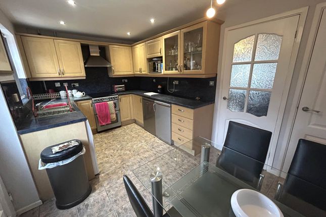 14, Ferndown Avenue, Oldham photo 4