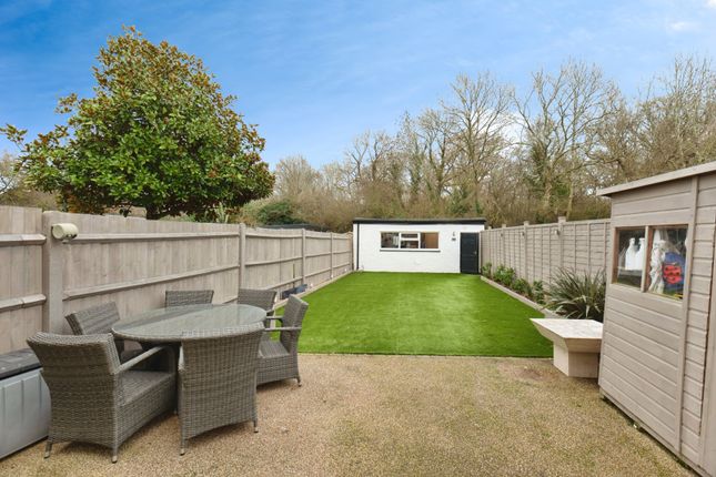 102, Rollesby Road, Chessington photo 4