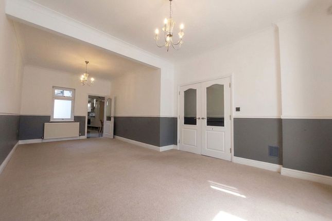210 Squires Lane, London photo 3