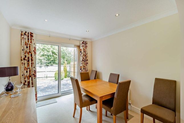 18 Horns End Place, Pinner, Greater London photo 4